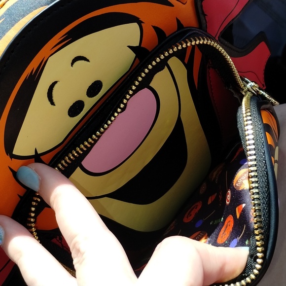 Loungefly Disney Tigger Vampire Crossbody NWT - Picture 7 of 12